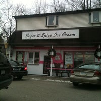 Foto diambil di Sugar &amp; Spice Ice Cream Parlor and Cake Supply Store oleh Holly O. pada 12/16/2011