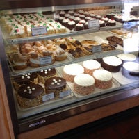 Das Foto wurde bei National Bakery and Deli von Sandra am 7/18/2012 aufgenommen