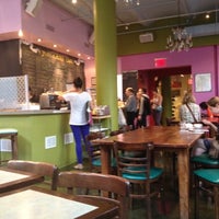 รูปภาพถ่ายที่ Jivamuktea Café โดย Genevieve A. เมื่อ 4/15/2012