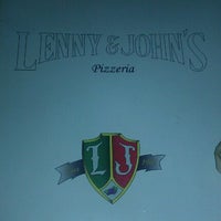 Foto tomada en Lenny &amp; John&#39;s Pizza  por Brittney D. el 7/26/2012