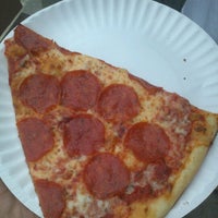 Снимок сделан в Manhattan Pizzeria пользователем Arnold C. 5/6/2012