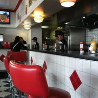 Foto diambil di Jake&amp;#39;s Burgers &amp;amp; Billiards oleh Jenova 7 pada 6/8/2012