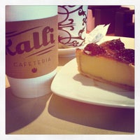 Foto tomada en Kalli Cafe  por 👨🏻 Ric Ardo S. el 9/22/2011