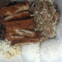 Foto tirada no(a) Da Kine&amp;#39;s Plate Lunch PL Hawaiian por Ashley J. em 1/24/2012