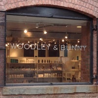 รูปภาพถ่ายที่ Woodley &amp;amp; Bunny โดย Lara W. เมื่อ 1/8/2012