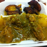 Photo prise au Golden Krust Caribbean Restaurant par Chris F. le9/8/2012