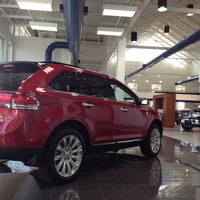 รูปภาพถ่ายที่ Bergstrom Ford Lincoln of the Fox Valley โดย Rose D. เมื่อ 4/9/2012