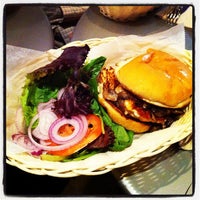 รูปภาพถ่ายที่ Burgers &amp; Cupcakes โดย michael l. เมื่อ 10/16/2011