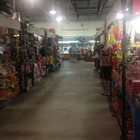 Foto tirada no(a) Visitors Flea Market por **Irreplaceable** L. em 9/2/2012
