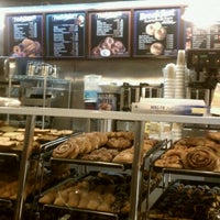 Photo taken at Winchell&#39;s Donut House by Julio A. on 8/27/2011