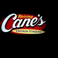 รูปภาพถ่ายที่ Raising Cane&amp;#39;s Chicken Fingers โดย Rob G. เมื่อ 11/12/2011