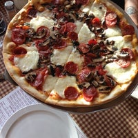 Снимок сделан в Rico&amp;#39;s Pizzeria пользователем Rebecca T. 7/30/2012