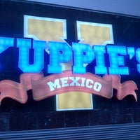 รูปภาพถ่ายที่ Yuppies โดย Jorge C. เมื่อ 8/24/2012