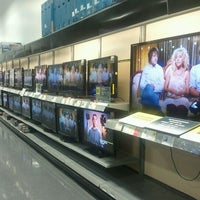 Photo taken at Best Buy by 운호 박. on 11/20/2011