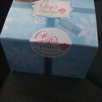 Foto diambil di Gigi&#39;s Cupcakes oleh Chataka R. pada 1/24/2011