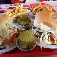 Foto tomada en Charlie Riedel&amp;#39;s Fast Food  por John S. el 2/4/2012