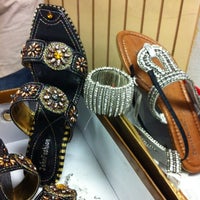 12/20/2011 tarihinde Kristina M.ziyaretçi tarafından Goodee 2 Shoes Women&amp;#39;s Shoe Warehouse'de çekilen fotoğraf
