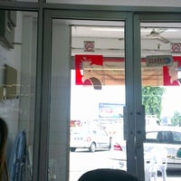Photo taken at Chen Kee Chicken Rice Shop by Lovenna J. on 8/12/2012