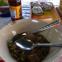 Photo taken at ยอดเฮง ก๋วยเตี๋ยวเรืออยุธยา by Mathew S. on 2/10/2011