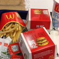 รูปภาพถ่ายที่ McDonald&amp;#39;s โดย Bruno M. เมื่อ 1/26/2012
