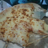 Снимок сделан в Bellacino&#39;s Pizza &amp; Grinders пользователем Deb J. 9/11/2011