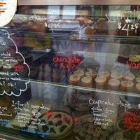 Foto tomada en Erin McKenna's Bakery por kathleen k. el 7/9/2011
