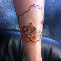 Снимок сделан в East Coast Worldwide Tattoo &amp;amp; Piercing пользователем Dana H. 8/5/2012