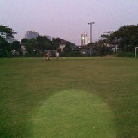 Photo taken at สนามฟุตบอลหน้า ร.พ. สมิติเวช ศรีนครินทร์ by ทศพร เ. on 4/1/2011