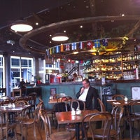 Foto tomada en World Restaurant &amp;amp; Bar  por Darren W. el 8/8/2012