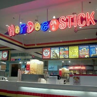 Das Foto wurde bei Hot Dog on a Stick von Viciously M. am 6/5/2012 aufgenommen