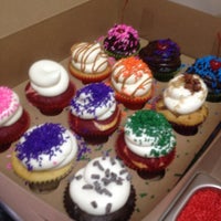 6/10/2012にCherOがLet Them Eat Cupcakesで撮った写真