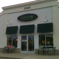 Foto tomada en Green Restaurant  por Rhiannon M. el 7/13/2012
