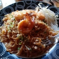 รูปภาพถ่ายที่ Casual Thai &amp;amp; Sushi โดย Jacy T. เมื่อ 8/16/2012