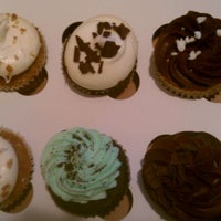 Foto tomada en The Sweet Tooth - Cupcakery and Dessert Shop  por Robin S. el 8/5/2012