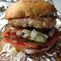 Снимок сделан в MOOYAH Burgers, Fries &amp;amp; Shakes пользователем Karin G. 5/7/2012