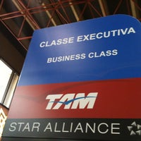 Photo taken at Check-in TAM Internacional by Gladstone C. on 3/27/2012