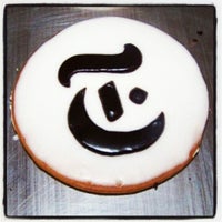 5/21/2012 tarihinde Joshua A.ziyaretçi tarafından The Black and White Cookie Company'de çekilen fotoğraf