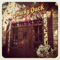 Das Foto wurde bei Mucky Duck von Tony E. am 8/2/2012 aufgenommen