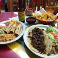 Снимок сделан в El Tepehuan Mexican Restaurant пользователем Simone S. 2/25/2012