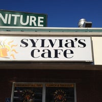 6/30/2012 tarihinde Tonyziyaretçi tarafından Sylvia&amp;#39;s Cafe'de çekilen fotoğraf