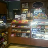 7/18/2012 tarihinde Kim F.ziyaretçi tarafından The Royal Chocolate'de çekilen fotoğraf
