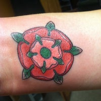 Foto scattata a Eternal Ink Tattoo da Heather B. il 11/20/2011