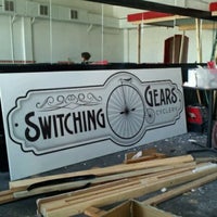 รูปภาพถ่ายที่ Switching Gears Cyclery โดย Mike D. เมื่อ 4/22/2012