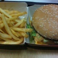 รูปภาพถ่ายที่ McDonald&amp;#39;s โดย Frann C. เมื่อ 11/25/2011