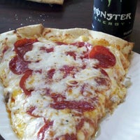 Foto tomada en Seniore&amp;#39;s Pizza  por Saul Q. el 11/16/2011