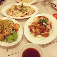 Photo taken at Tian Tian Hainanese Chicken Rice by that Klang d. on 12/4/2011