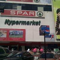Foto tirada no(a) Spar Hypermarket por Suresh G. em 5/29/2011