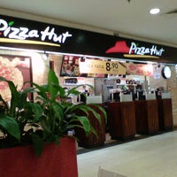Photo taken at Pizza Hut by Cleide K. on 9/22/2011