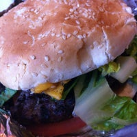 2/17/2012 tarihinde SaraDISH S.ziyaretçi tarafından Americas Burgers &amp; Wraps'de çekilen fotoğraf