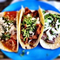 รูปภาพถ่ายที่ La Lucha - Tacos &amp;amp; Boutique โดย Nikki C. เมื่อ 9/10/2011